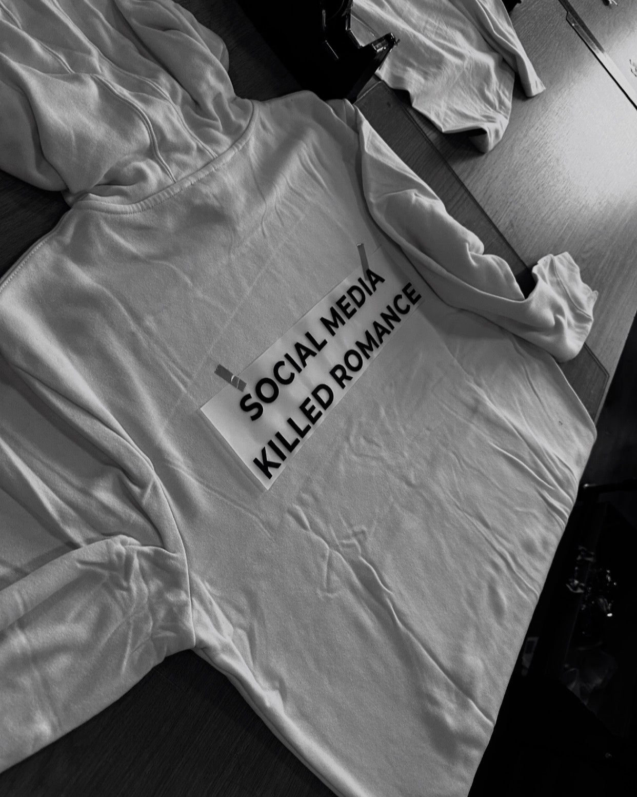 Mikina s nápisom "SOCIAL MEDIA KILLED ROMANCE"