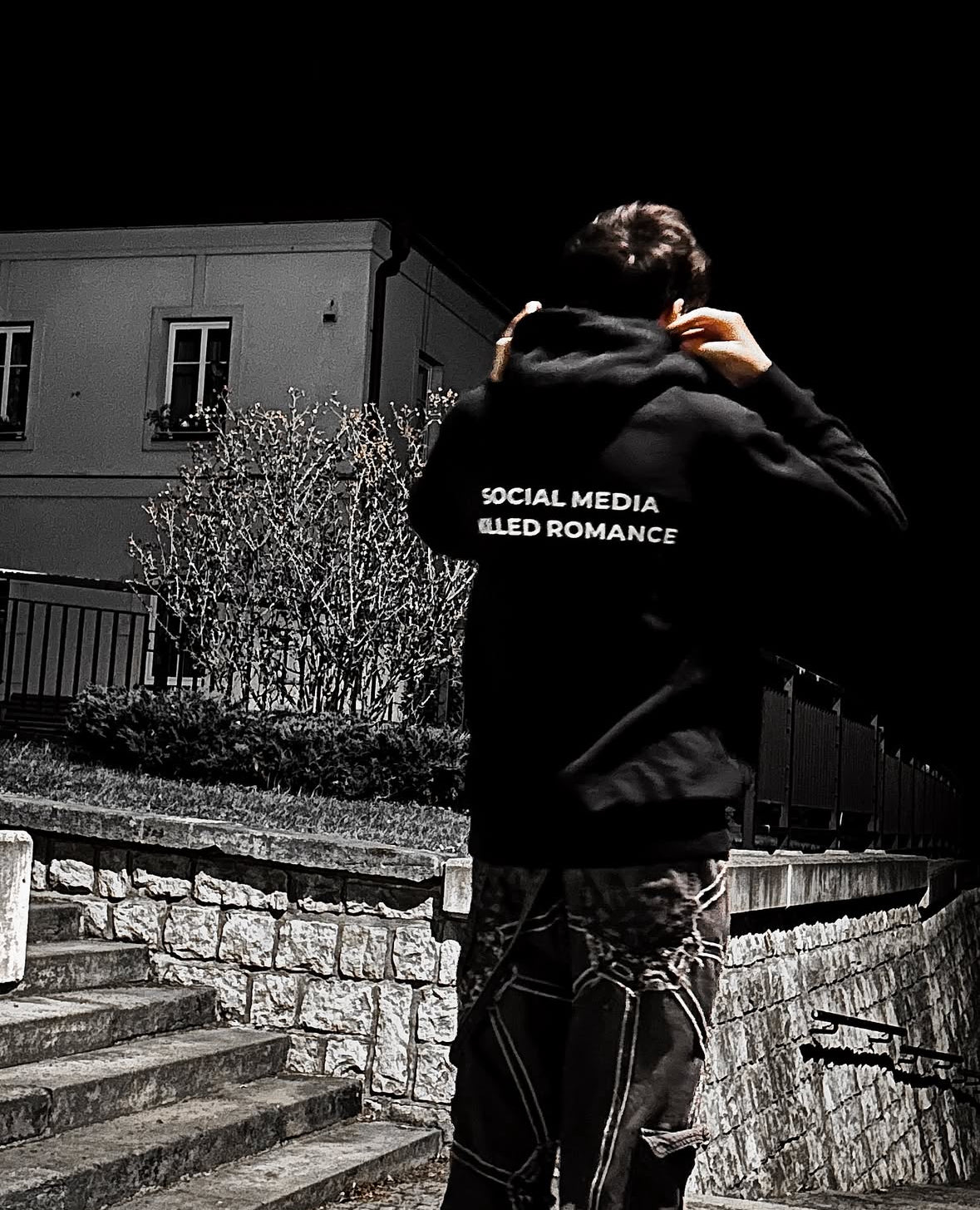 Mikina s nápisom "SOCIAL MEDIA KILLED ROMANCE"