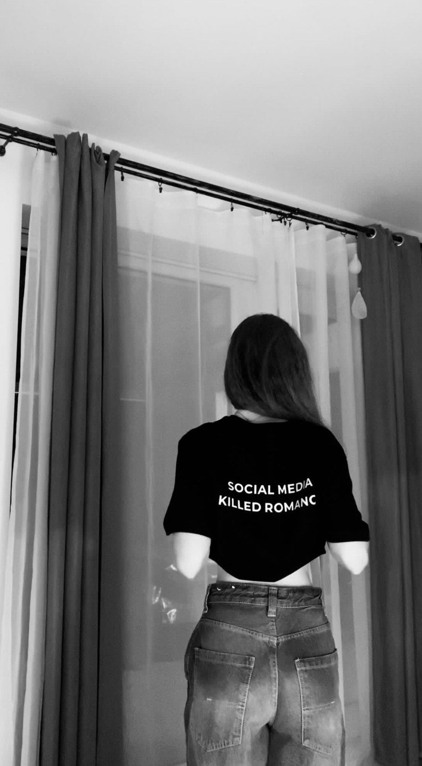 Tričko s nápisom "SOCIAL MEDIA KILLED ROMANCE"