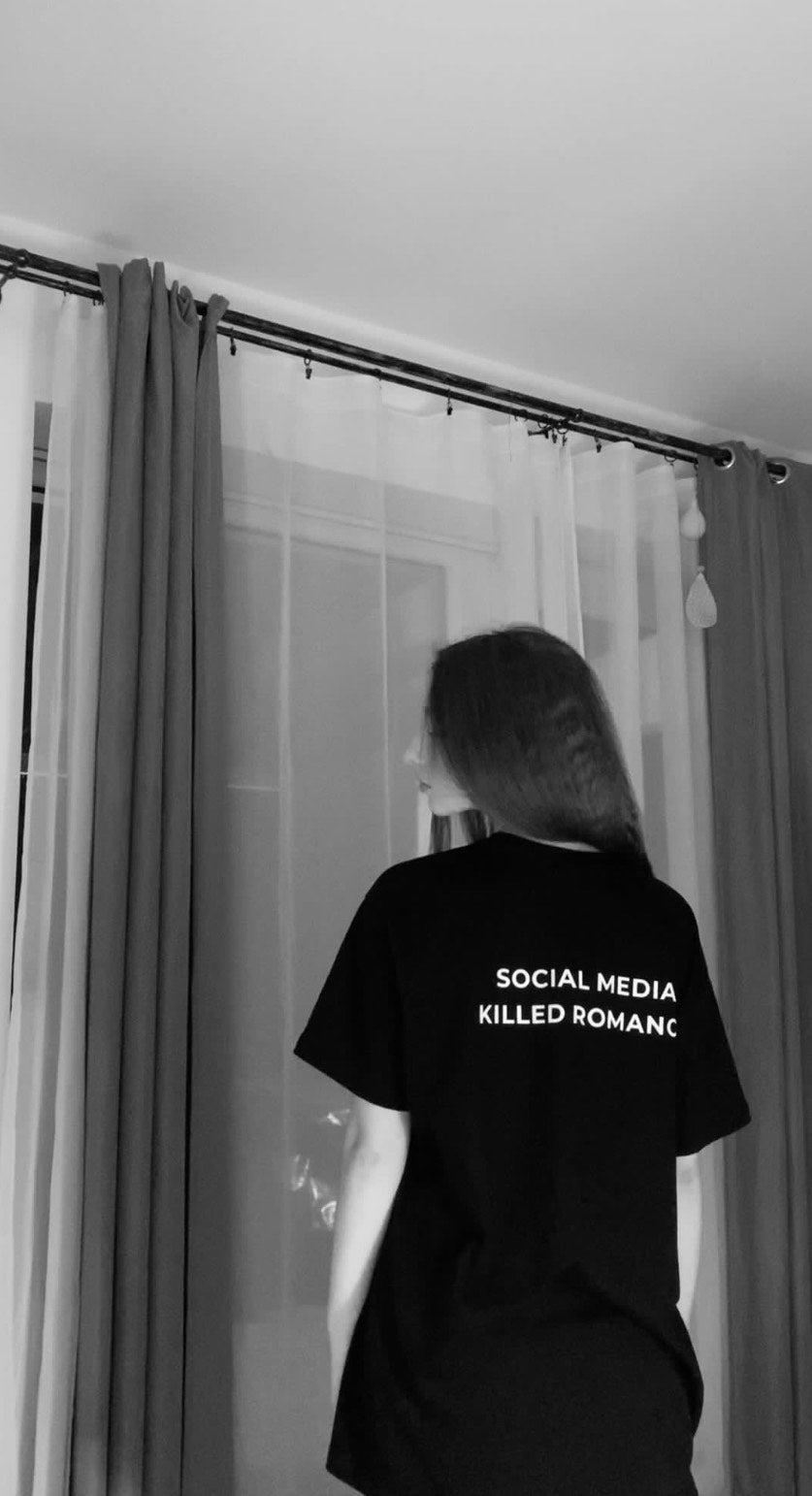Tričko s nápisom "SOCIAL MEDIA KILLED ROMANCE"