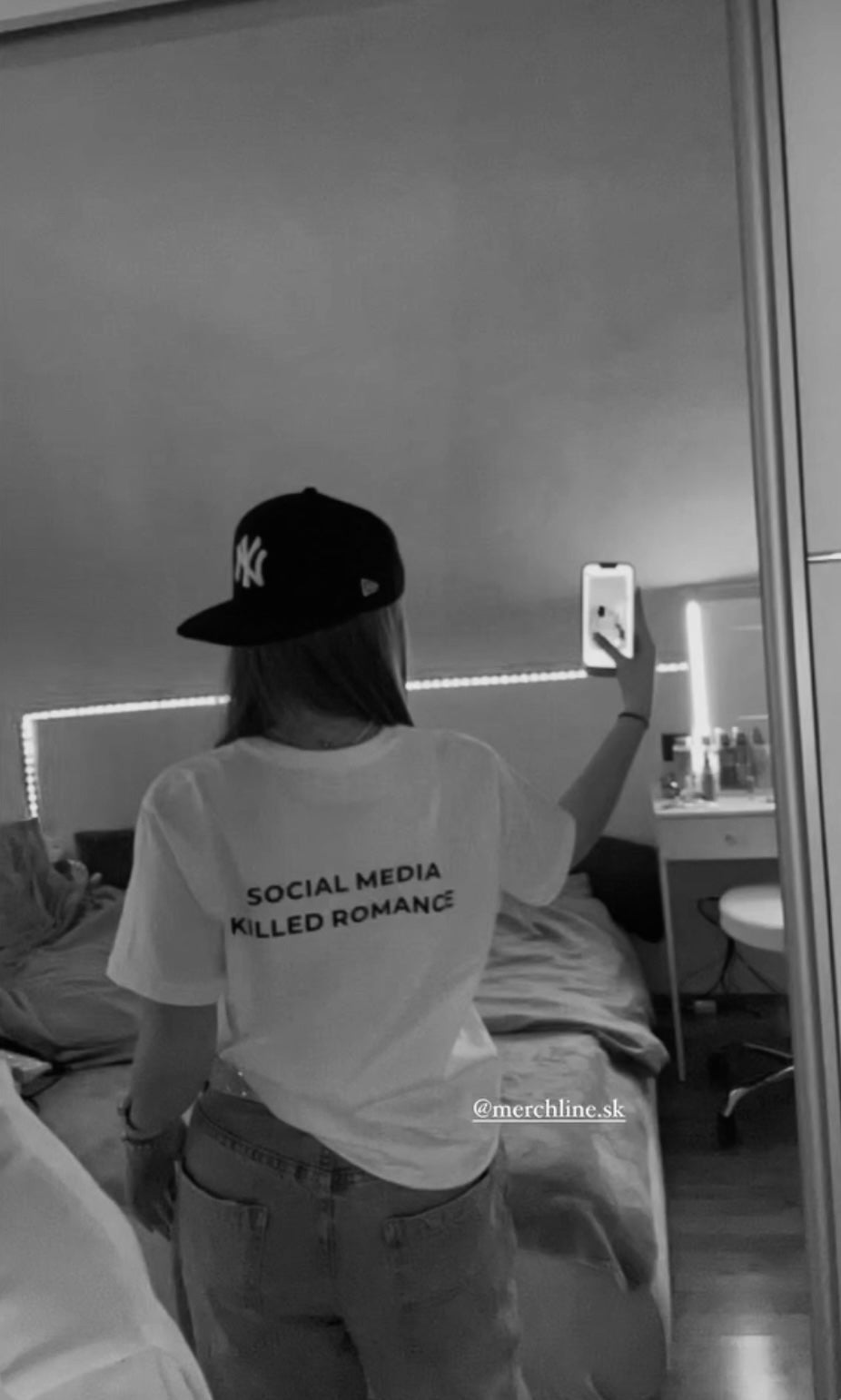 Tričko s nápisom "SOCIAL MEDIA KILLED ROMANCE"