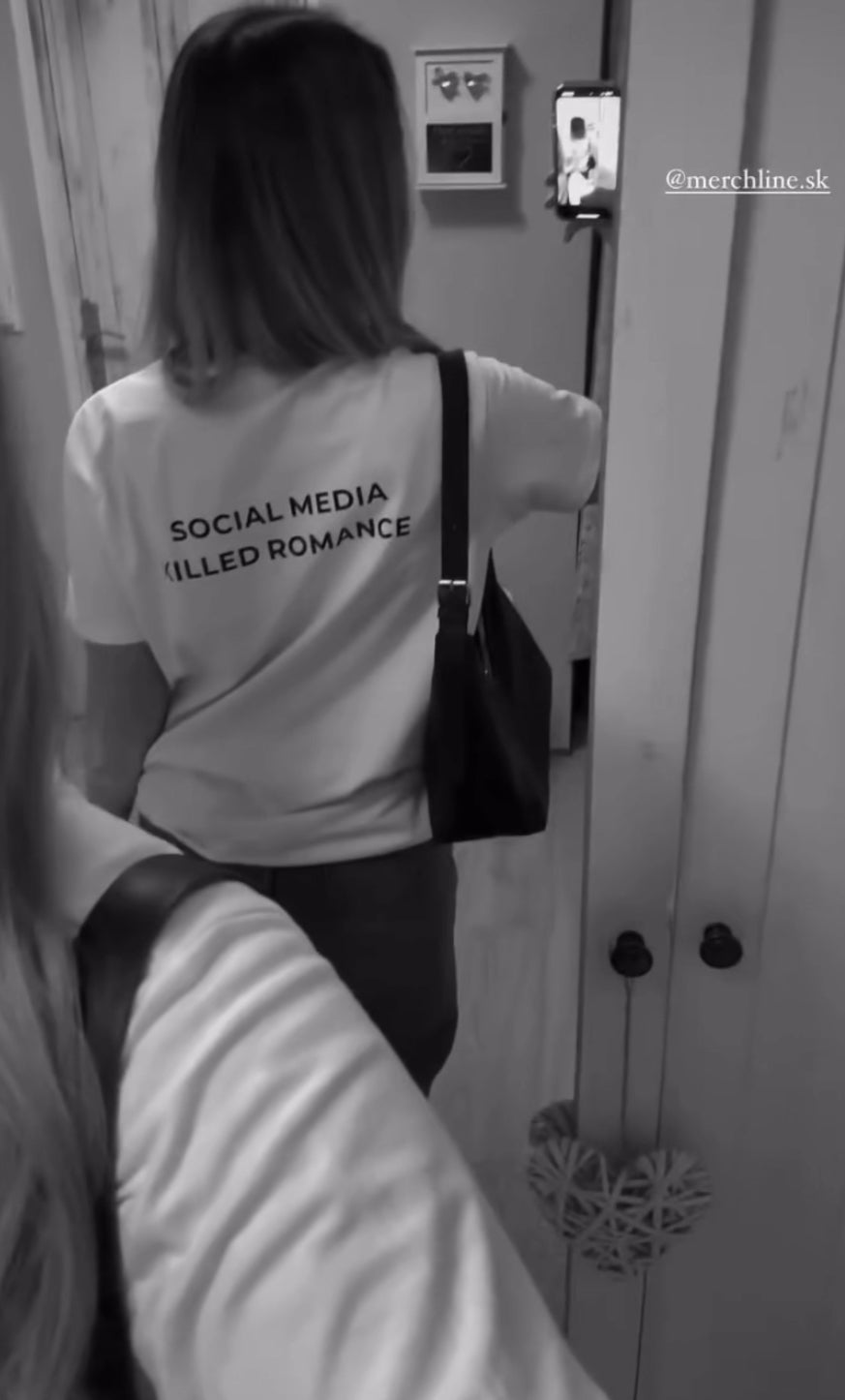 Tričko s nápisom "SOCIAL MEDIA KILLED ROMANCE"