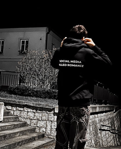 Mikina s nápisom "SOCIAL MEDIA KILLED ROMANCE"